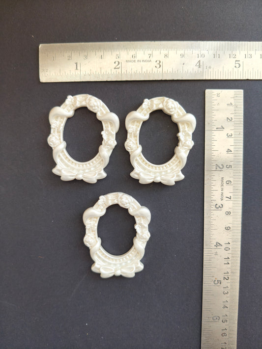 MN104- Round frame miniature