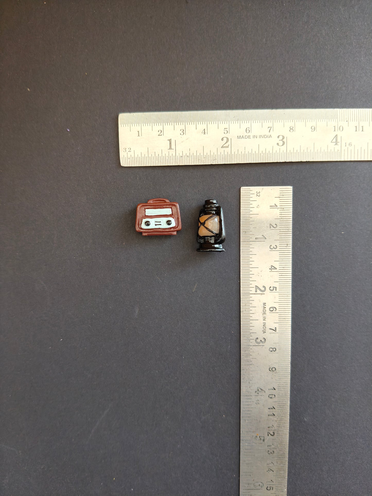 MN318- Vintage Radio & Lantern miniature