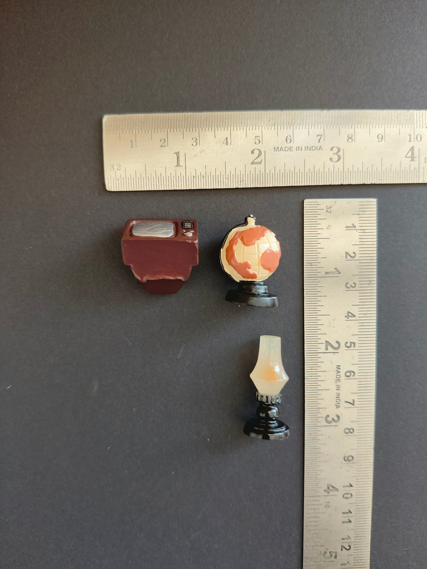 MN327- TV, Globe & lamp miniature